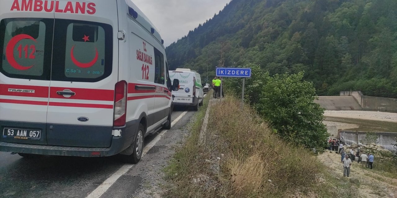 Rize'de kamyonetin dereye yuvarlandığı kazada 1 kişi öldü, 1 kişi yaralandı