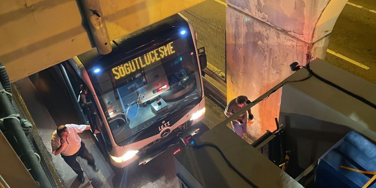 İstanbul'da arızalanan metrobüs yoğunluğa neden oldu