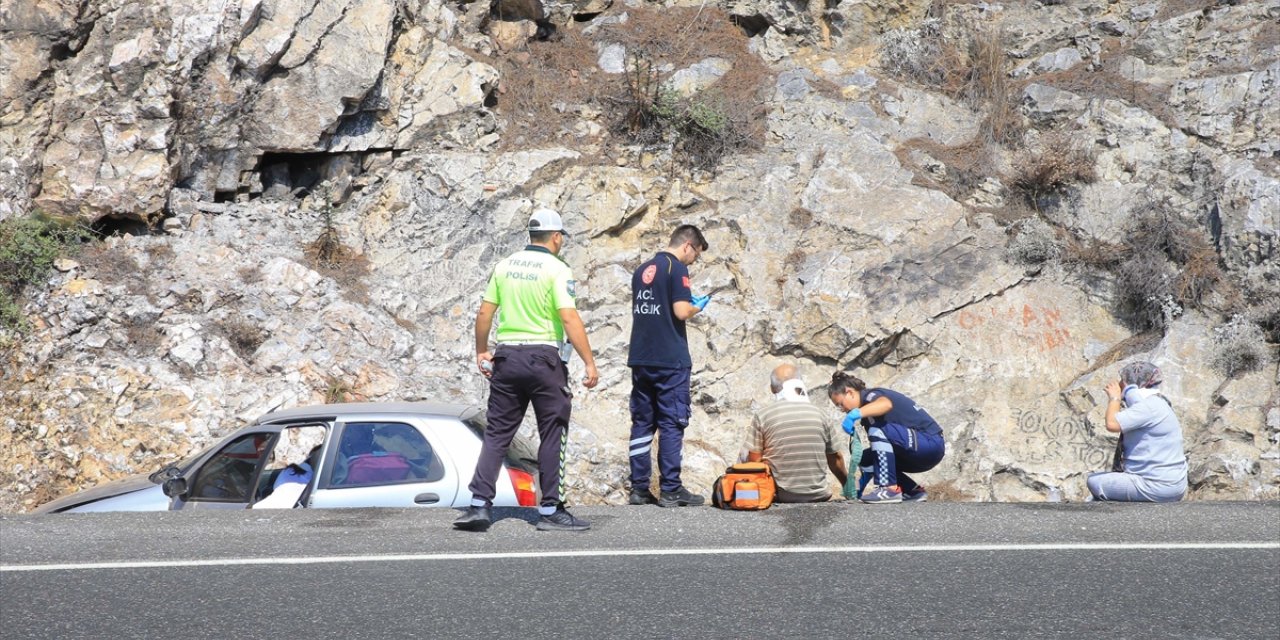 Muğla'da su kanalına devrilen otomobildeki 3 kişi yaralandı