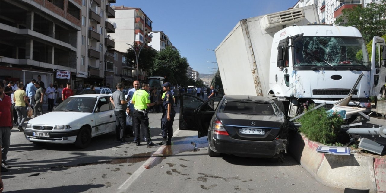 Yozgat'ta freni patlayan kamyon 8 araca çarptı, 3 kişi yaralandı