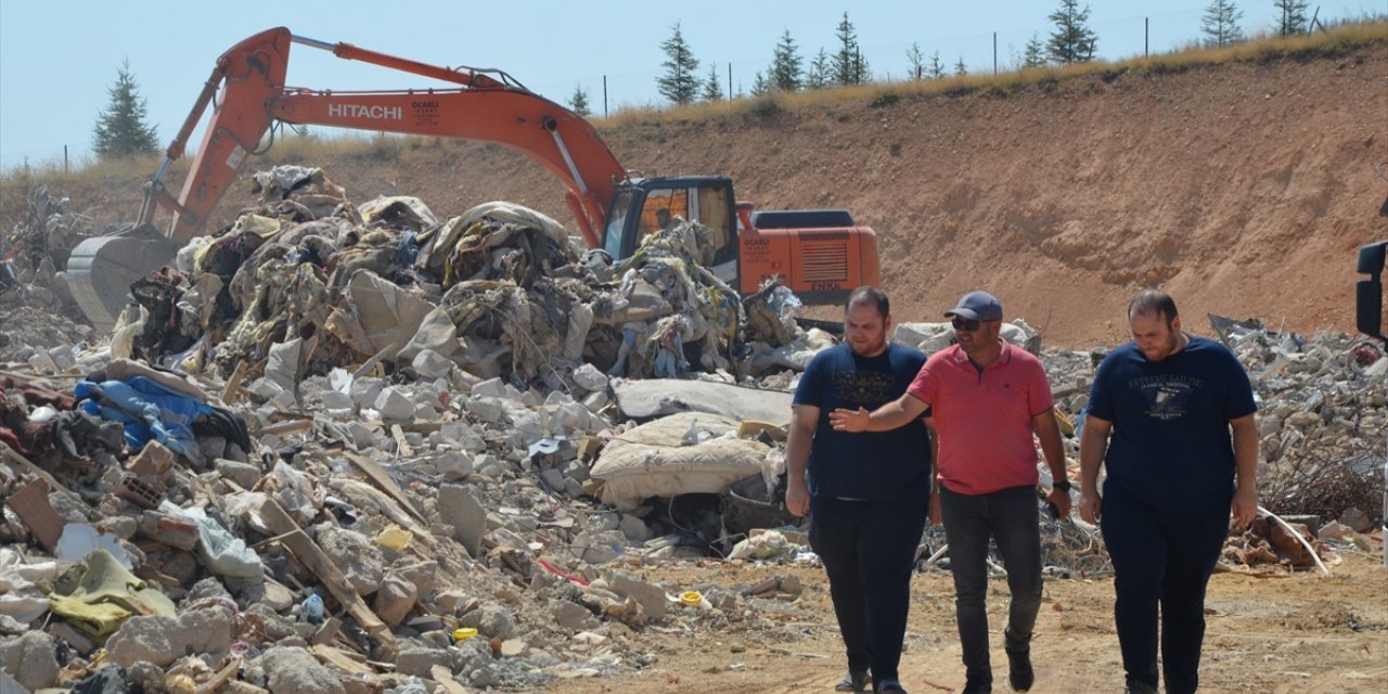 Depremzede ikizler yıkıntılar arasında anılarını arıyor