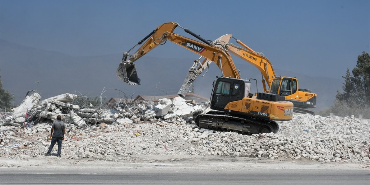 Hatay'da ağır hasarlı binaların yıkımı devam ediyor