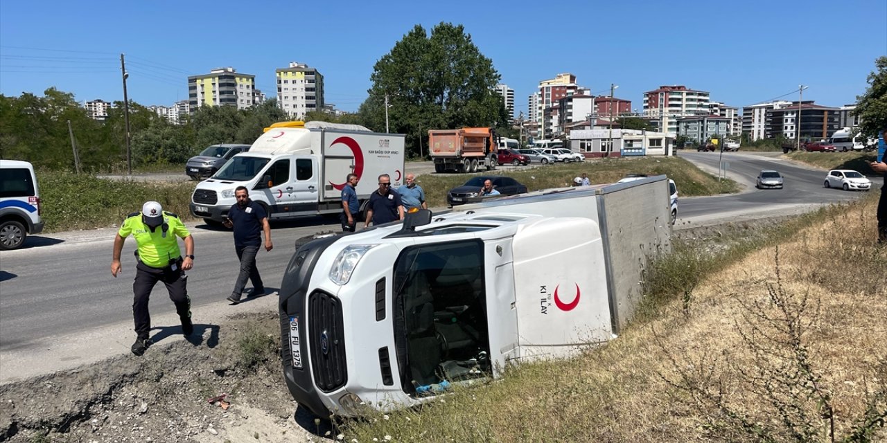 Samsun'da Türk Kızılayın kan toplama aracı devrildi, sürücü yaralandı