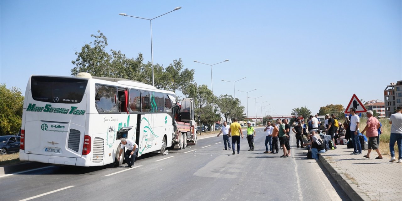 Eskişehir'de meydana gelen zincirleme trafik kazasında 14 kişi yaralandı