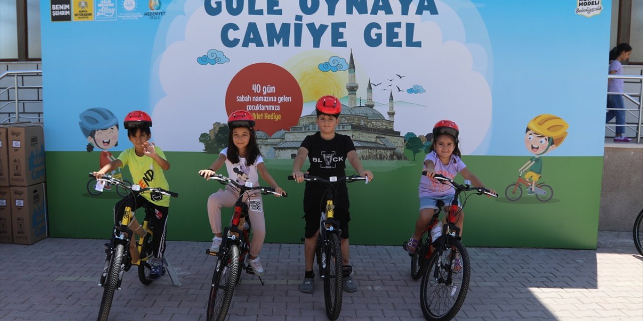 Konya'da 40 gün sabah namazını camide kılan çocuklara bisiklet hediye edildi