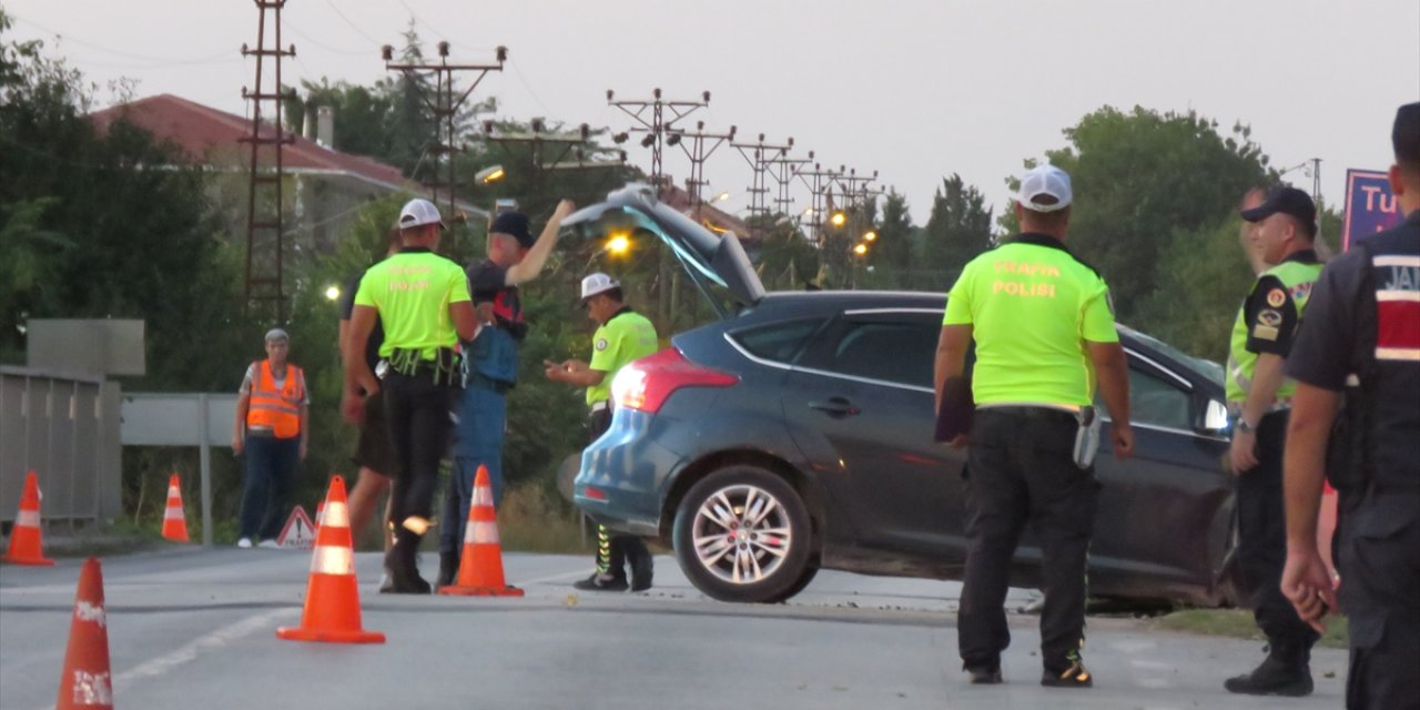 Kırklareli'nde köprü korkuluğuna çarpan otomobildeki çocuk yaşamını yitirdi