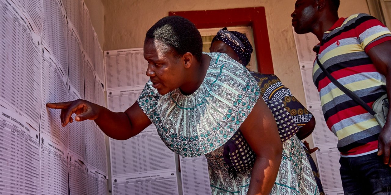 Zimbabve'de halk oy kullanma işlemi için sandık başında