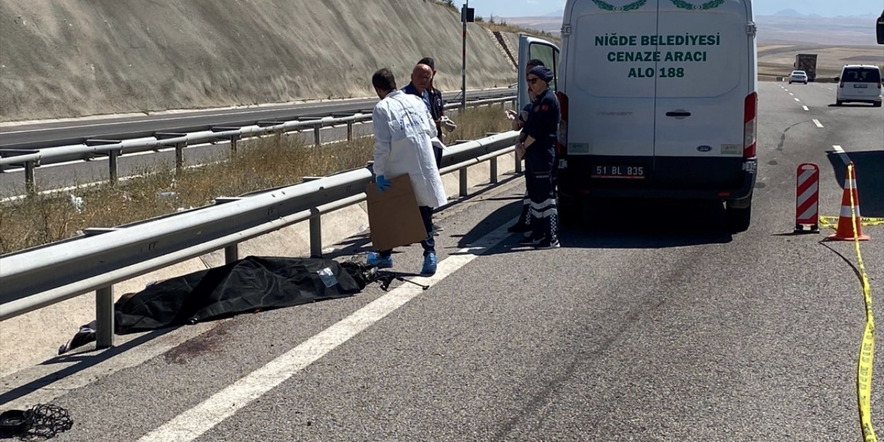 Niğde'de otomobilin çarptığı motosikletin sürücüsü öldü, bir kişi yaralandı