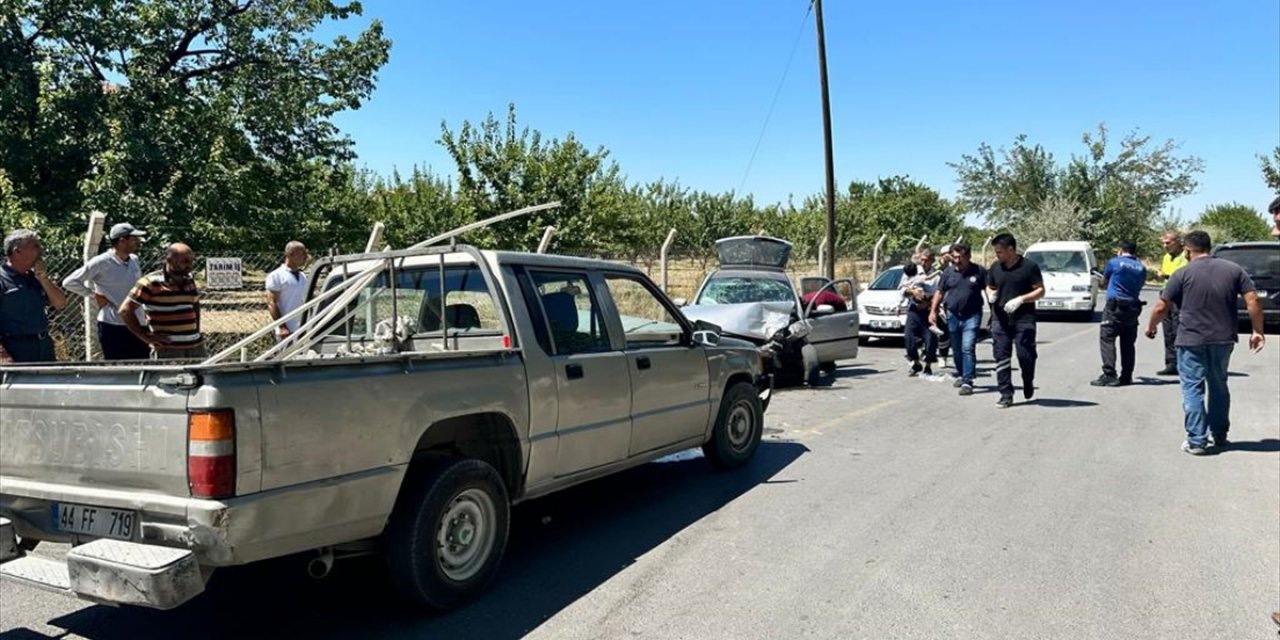 Malatya'da pikap ile otomobilin çarpıştığı kazada 6 kişi yaralandı