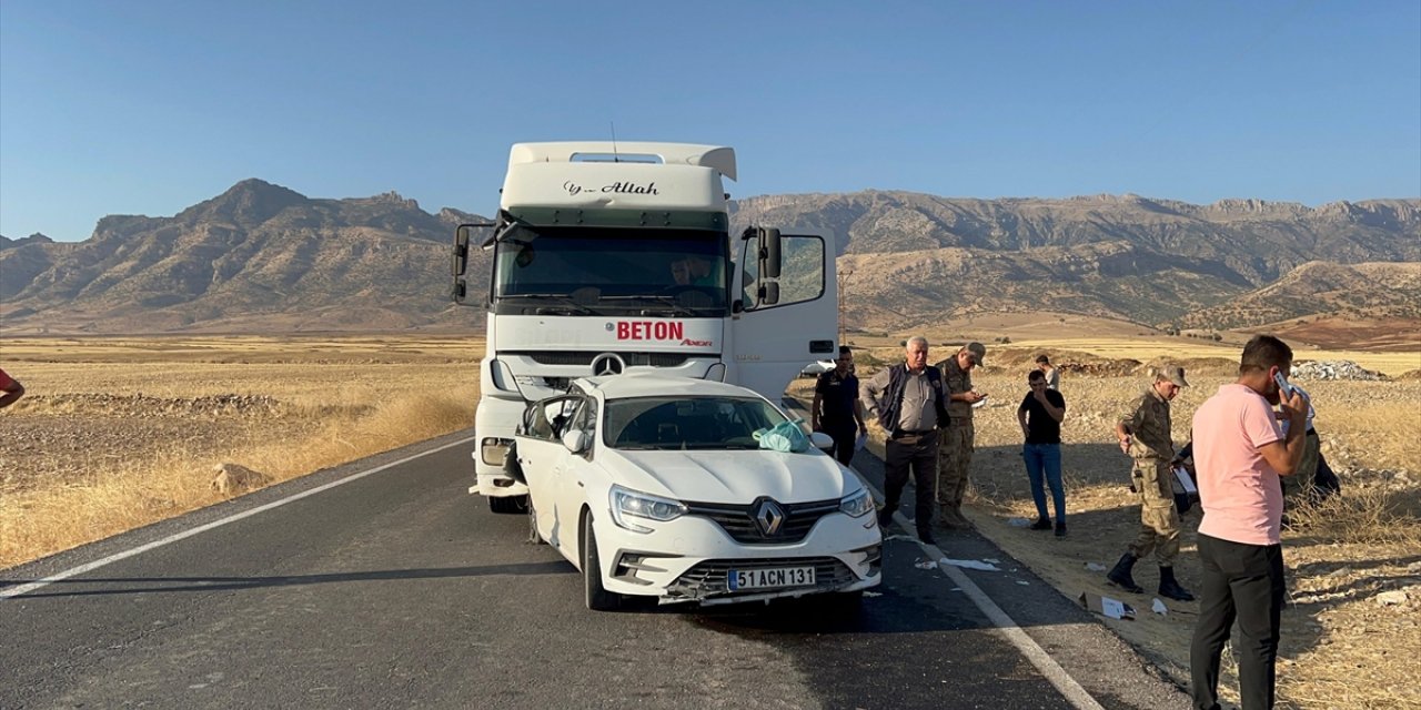 Şırnak'ta tırın çarptığı otomobildeki 1 kişi öldü, 2 kişi yaralandı