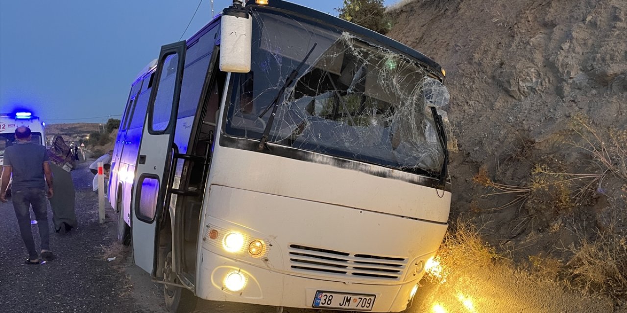 Elazığ'da yoldan çıkarak, su tahliye kanalına giren midibüsteki 13 kişi yaralandı