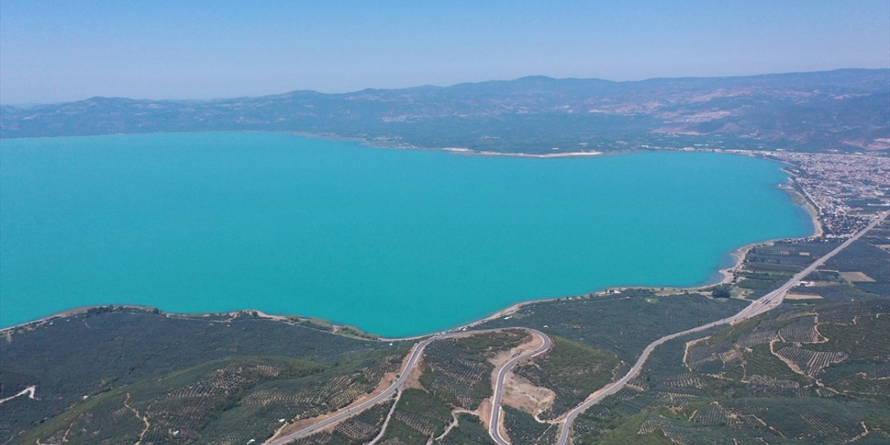 Alg patlamasıyla rengi turkuaza dönen İznik Gölü dronla görüntülendi