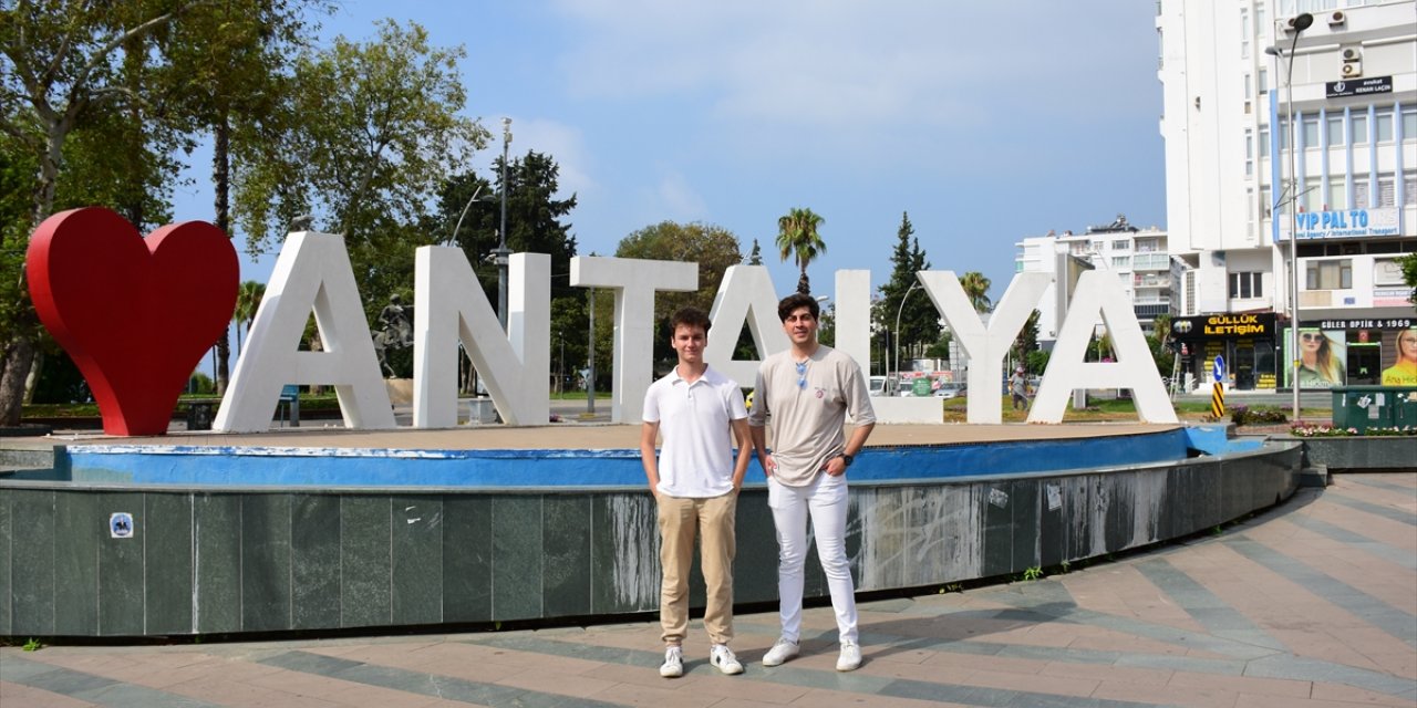 "Seyahatsever" gençler, turizm kenti Antalya'yı keşfediyor