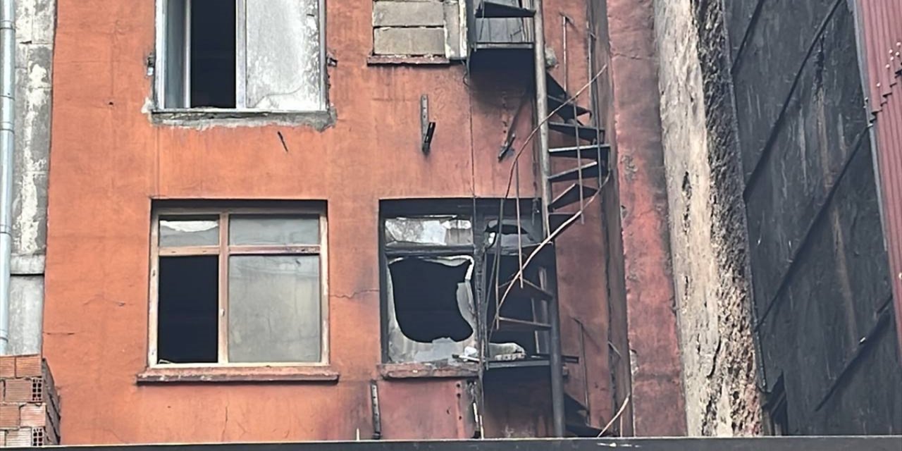 Beyoğlu'nda çıkan yangın otel ile bir binada hasara neden oldu