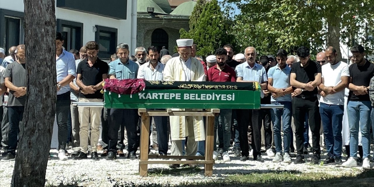 Kocaeli'de silahla öldürülen kadın defnedildi