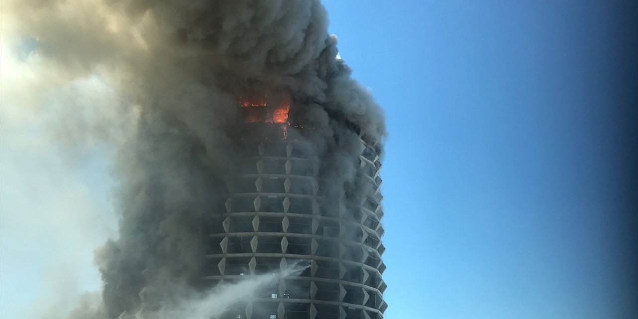 Gaziantep'te kullanılmayan 17 katlı otelde çıkan yangına müdahale ediliyor