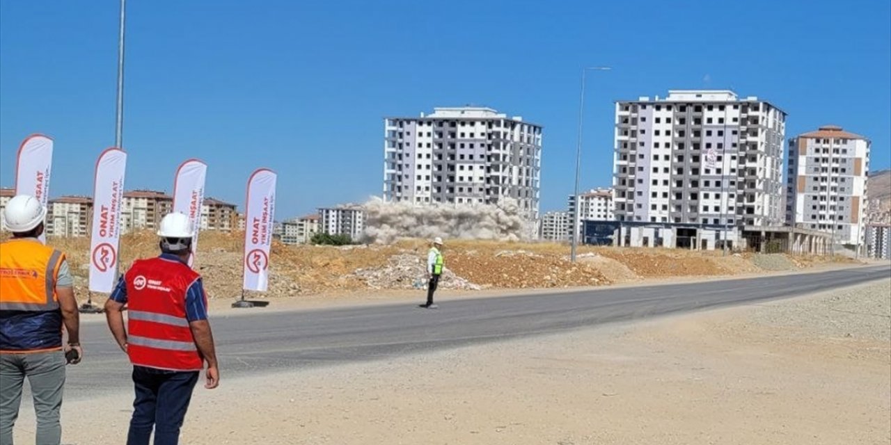 Malatya'da ağır hasarlı 2 bina patlayıcı yardımıyla yıkıldı