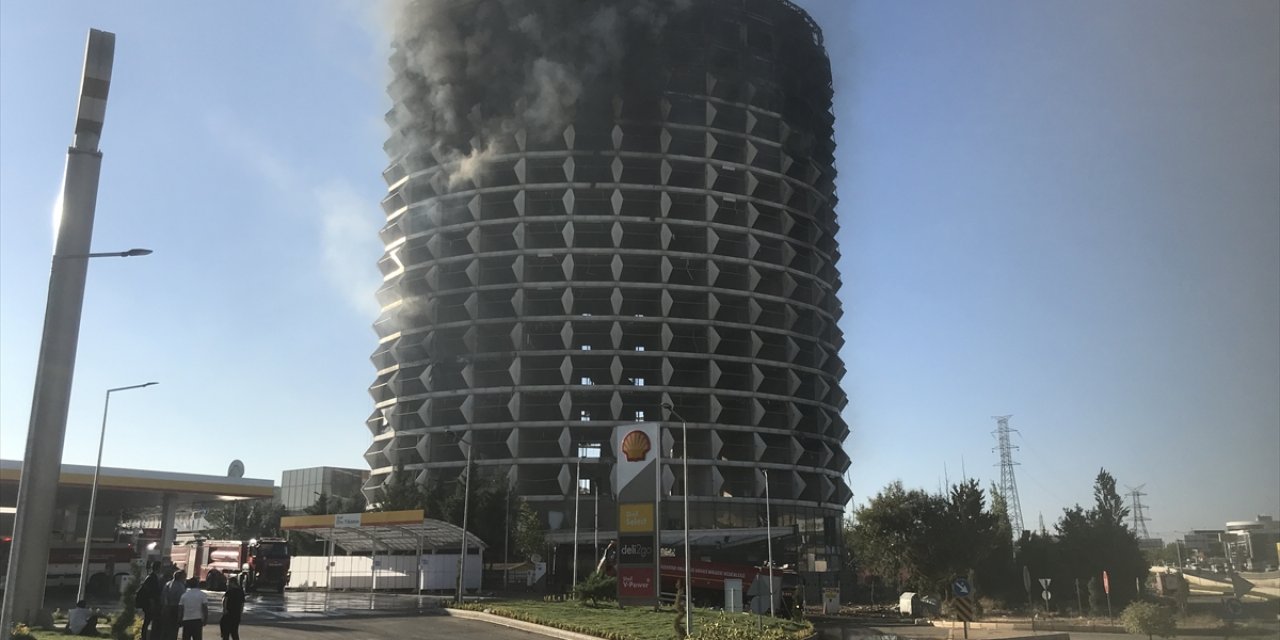 GÜNCELLEME 2 - Gaziantep'te kullanılmayan 17 katlı otelde çıkan yangın söndürüldü