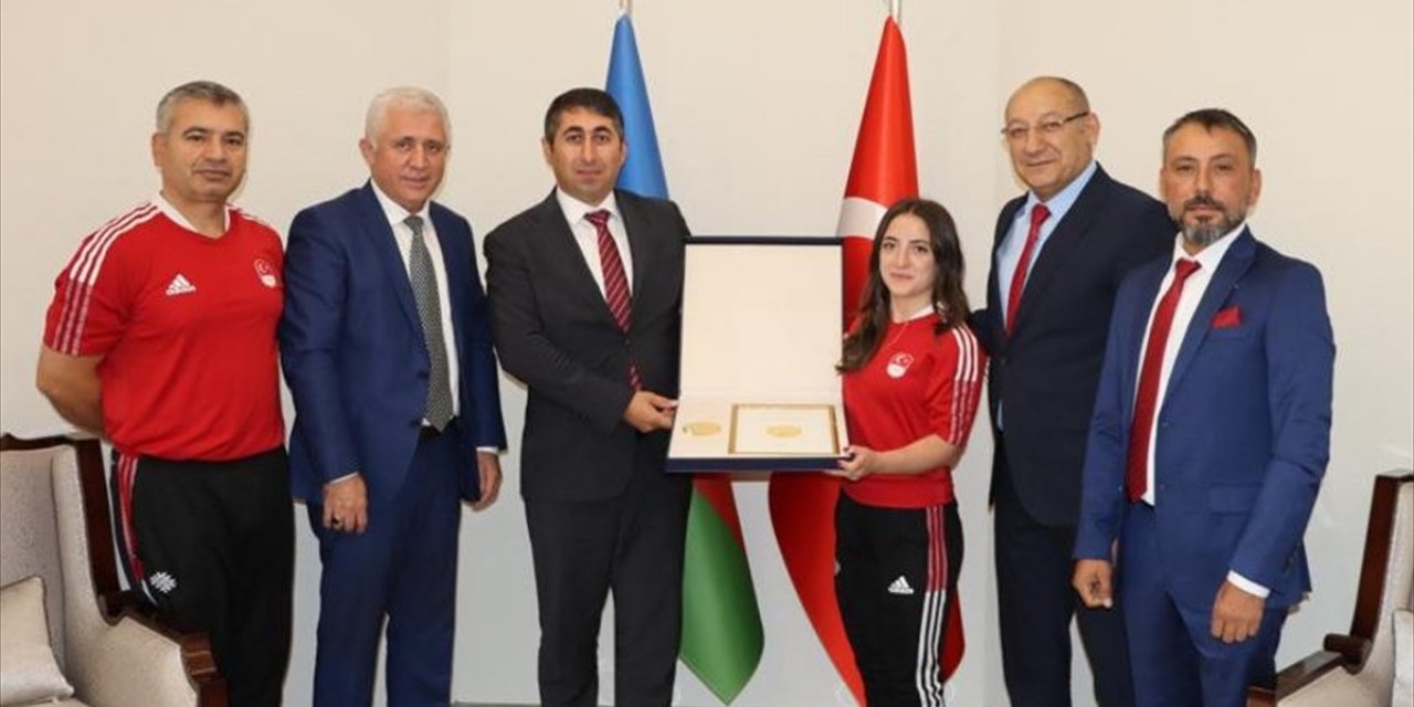 Azerbaycan Cumhurbaşkanı Aliyev'den milli halterci Cansu Bektaş'a özel madalya