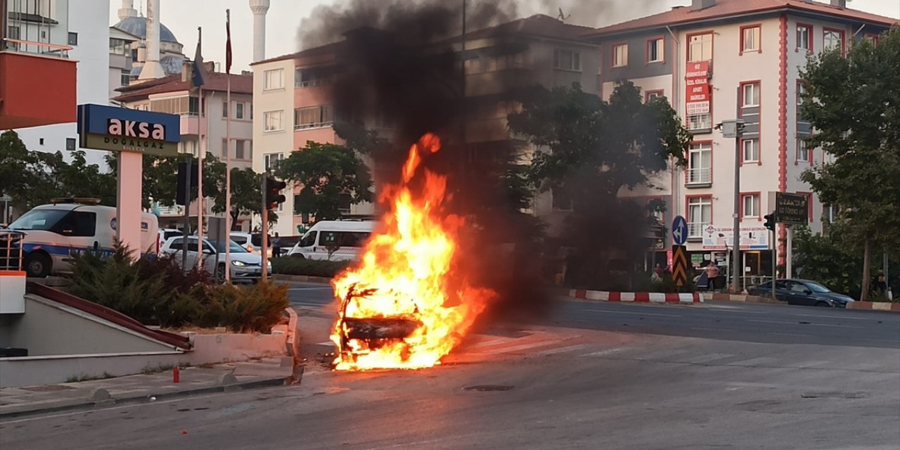 Bilecik'te kırmızı ışıkta bekleyen otomobil alev aldı