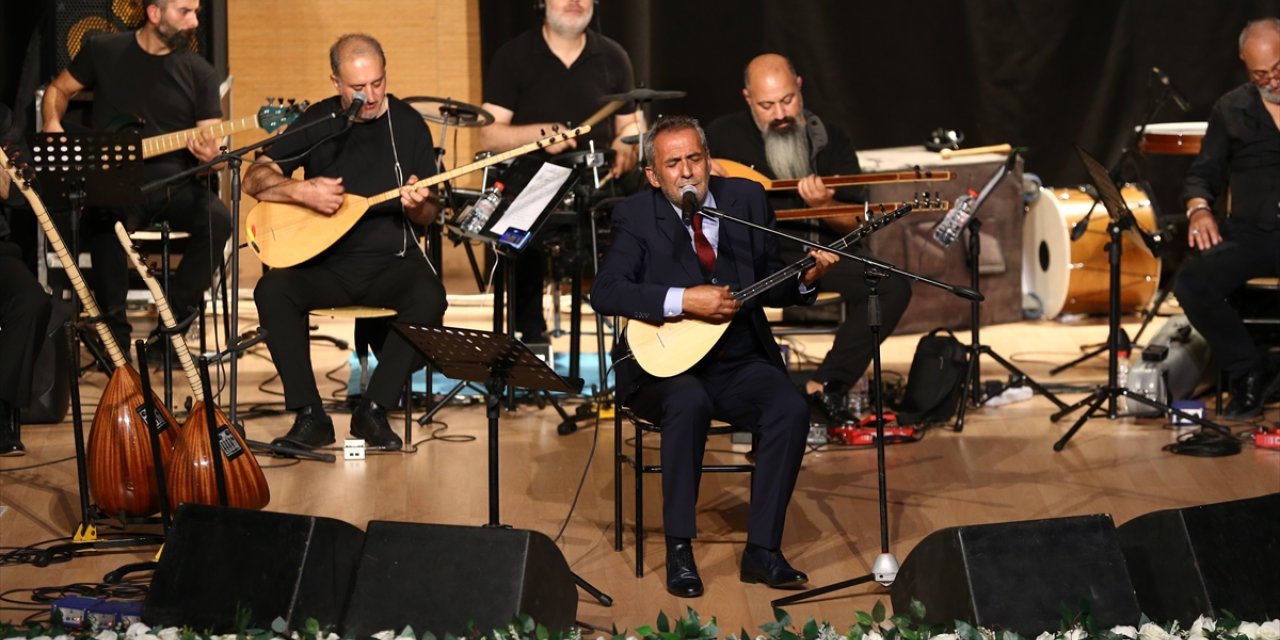 Yavuz Bingöl, "Aşık Veysel'siz 50 Yıl" konserleri kapsamında Bingöl'de sahne aldı