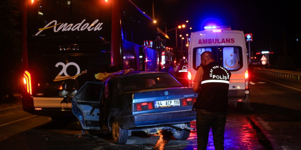 Uşak'ta kaza yaptıktan sonra duran yolcu otobüsüne çarpan otomobilin sürücüsü öldü