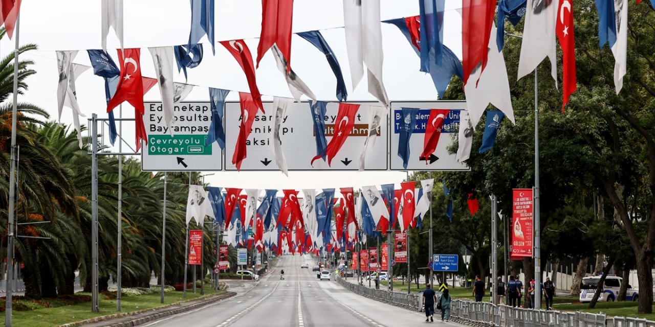 İstanbul'daki Vatan Caddesi "30 Ağustos" provası nedeniyle trafiğe kapatıldı