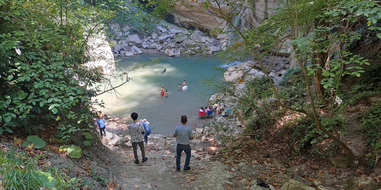 Sakarya'da sıcaktan bunalanlar Doğançay Şelalesi'nde serinliyor