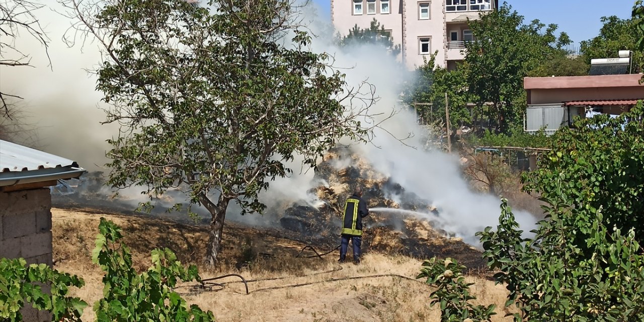 Kayseri'de saman balyalarının bulunduğu alanda çıkan yangın söndürüldü