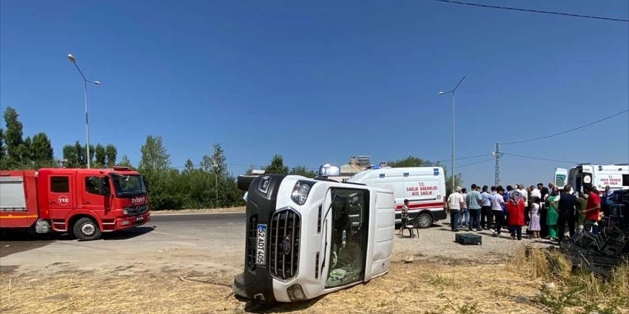 Van'da minibüsün devrilmesi sonucu 14 kişi yaralandı