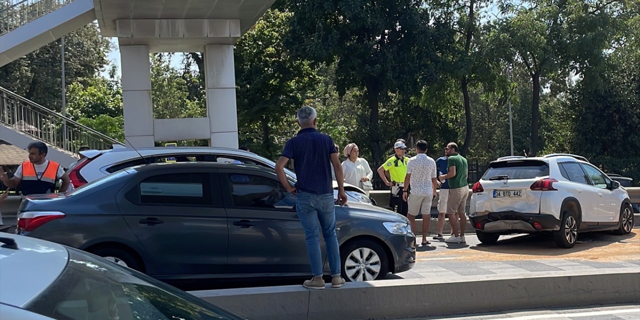 Üsküdar'da zincirleme trafik kazasında 4 araçta hasar oluştu