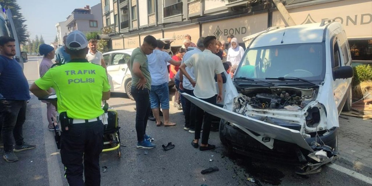 Düzce'de hafif ticari araç ile otomobilin çarpıştığı kazada 1'i bebek 5 kişi yaralandı