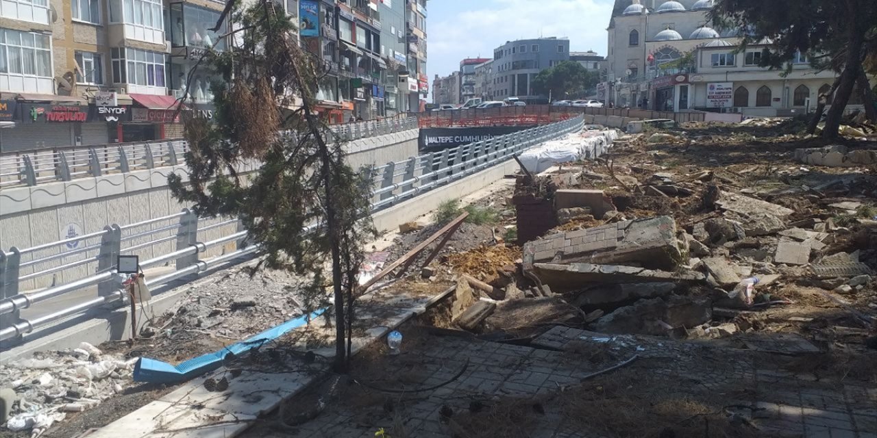 İBB tarafından yapılan Maltepe Meydan Projesi kapsamında 17 çam ağacı söküldü