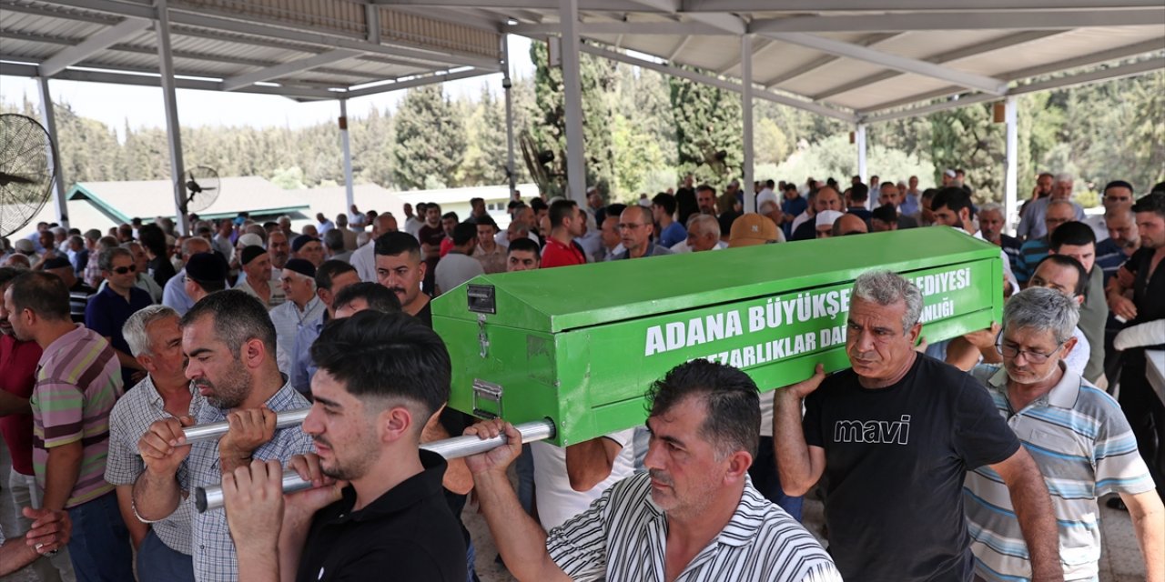 Adana'da trafik kazasında hayatını kaybeden 3 kişinin cenazesi toprağa verildi