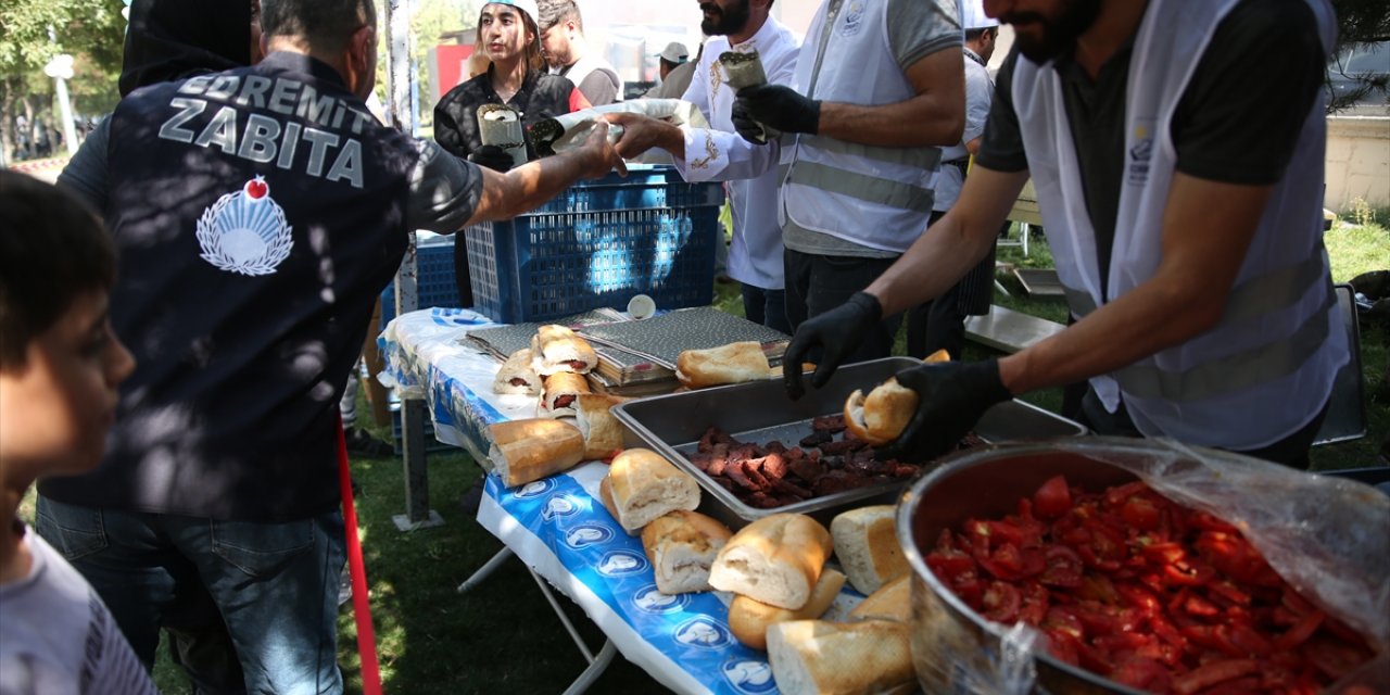 "Geleneksel Edremit Piknik Şenliği"nde 500 kilogram köfte ve sucuk dağıtıldı