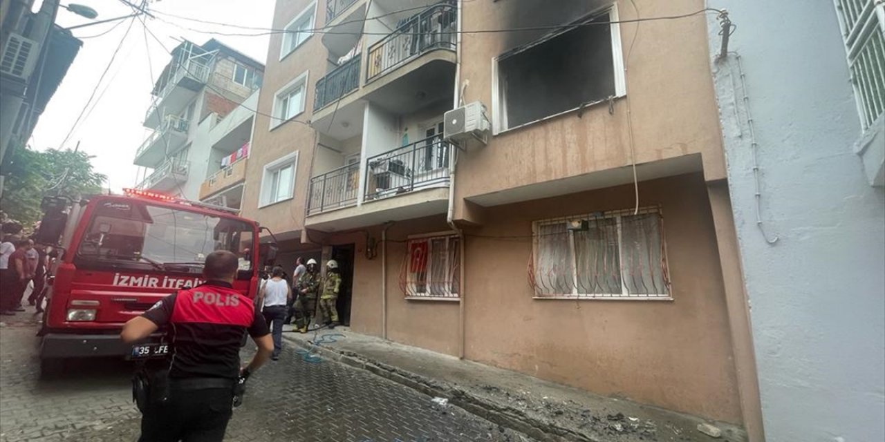 İzmir'de apartmanda çıkan yangında biri bebek 5 kişi dumandan etkilendi