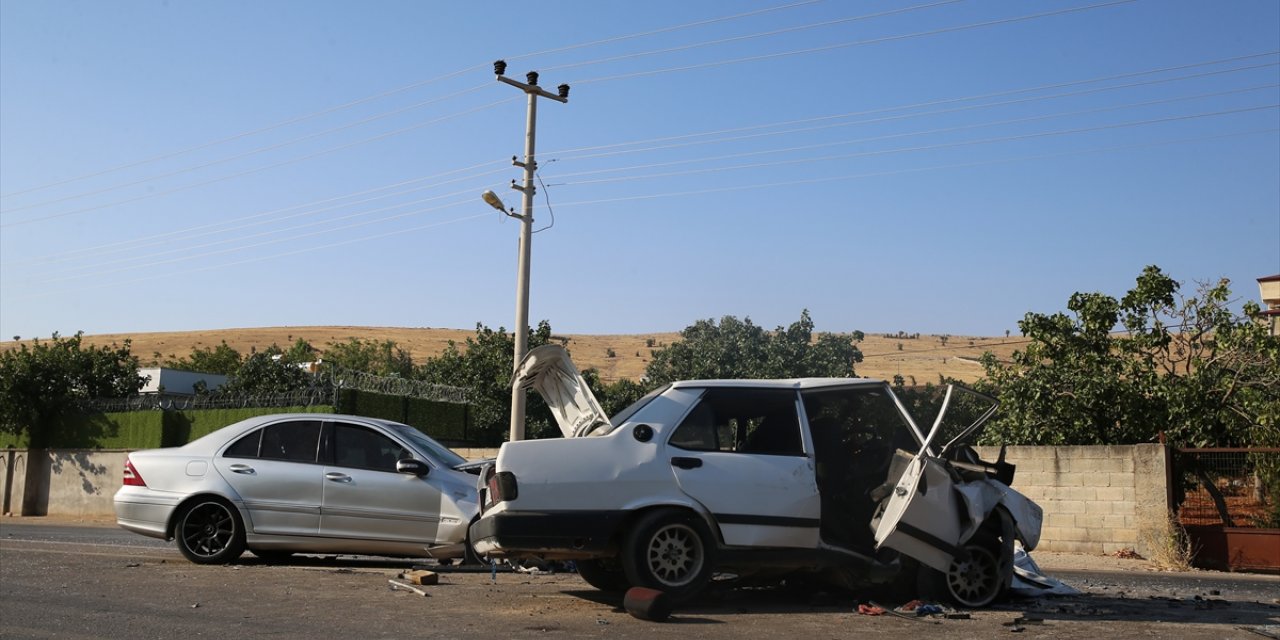 Gaziantep'te 2 otomobil çarpıştı, 1 kişi öldü, 5 kişi yaralandı