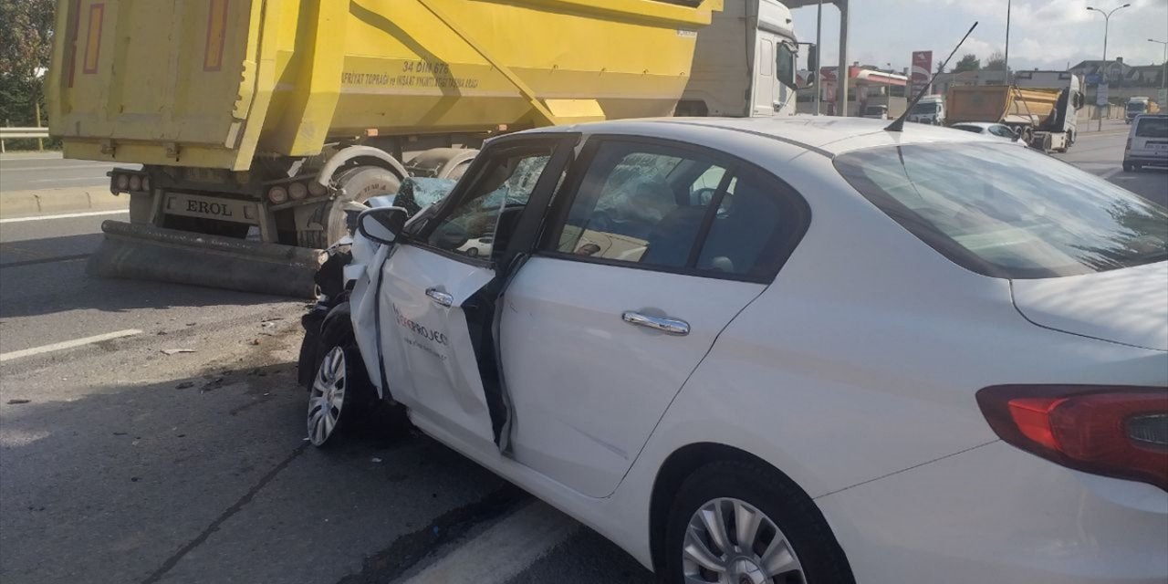 İstanbul'da hafriyat kamyonuna çarpan otomobildeki 3 kişi yaralandı