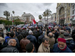 Tunus'ta bağımsızlık yıl dönümünde "ulusal otorite" gösterisi