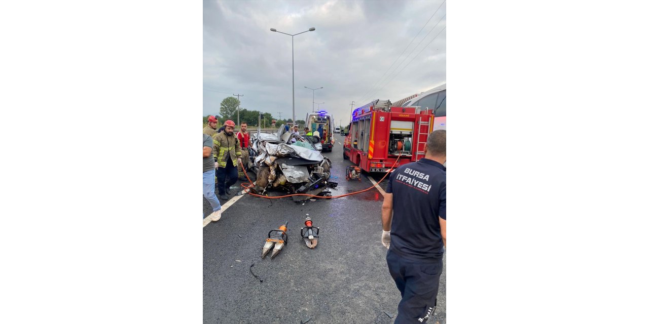 Bursa'da tıra arkadan çarpan otomobildeki 1 kişi öldü, 3 kişi yaralandı