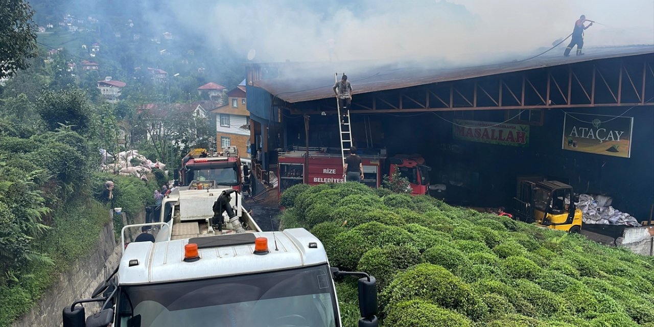 Rize'de çay fabrikasında çıkan yangında bir kişi dumandan etkilendi