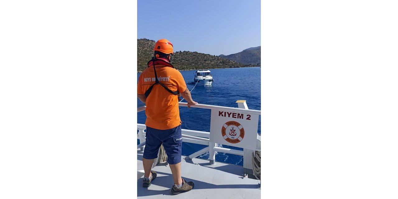 Marmaris önlerinde karaya oturan tekne kurtarıldı