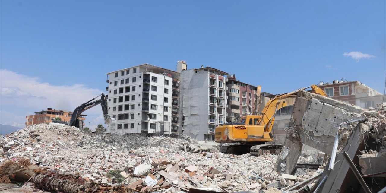 Depremlerden etkilenen Hatay'da ağır hasarlı binaların yıkımı sürüyor