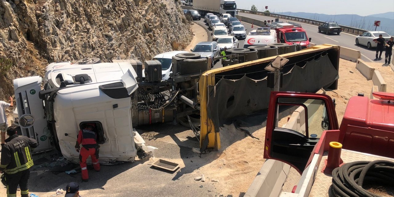 Muğla'da kum yüklü tırın devrilmesi sonucu yol trafiğe kapandı