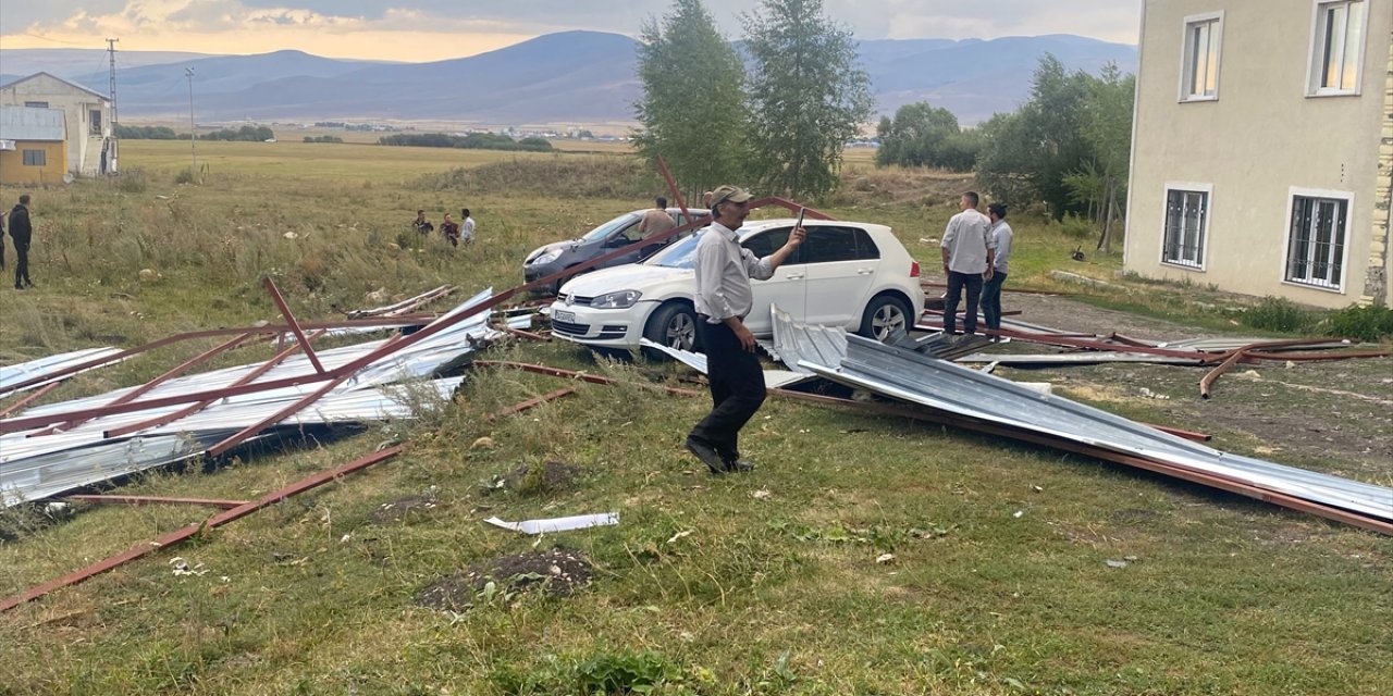 Ardahan'da fırtına nedeniyle çatılar uçtu, araçlarda hasar meydana geldi