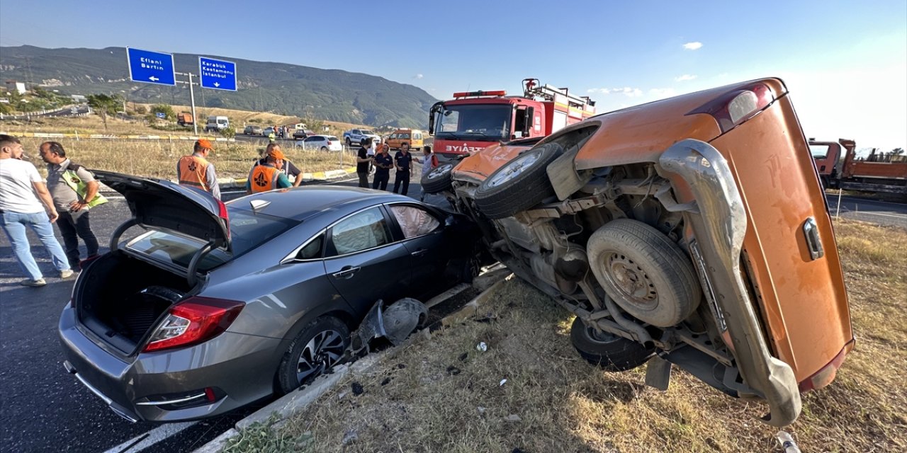 Karabük'te kamyonetle otomobilin çarpışması sonucu 6 kişi yaralandı