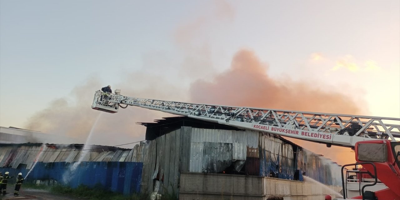 Kocaeli'de atık kağıt deposunda çıkan yangına müdahale ediliyor