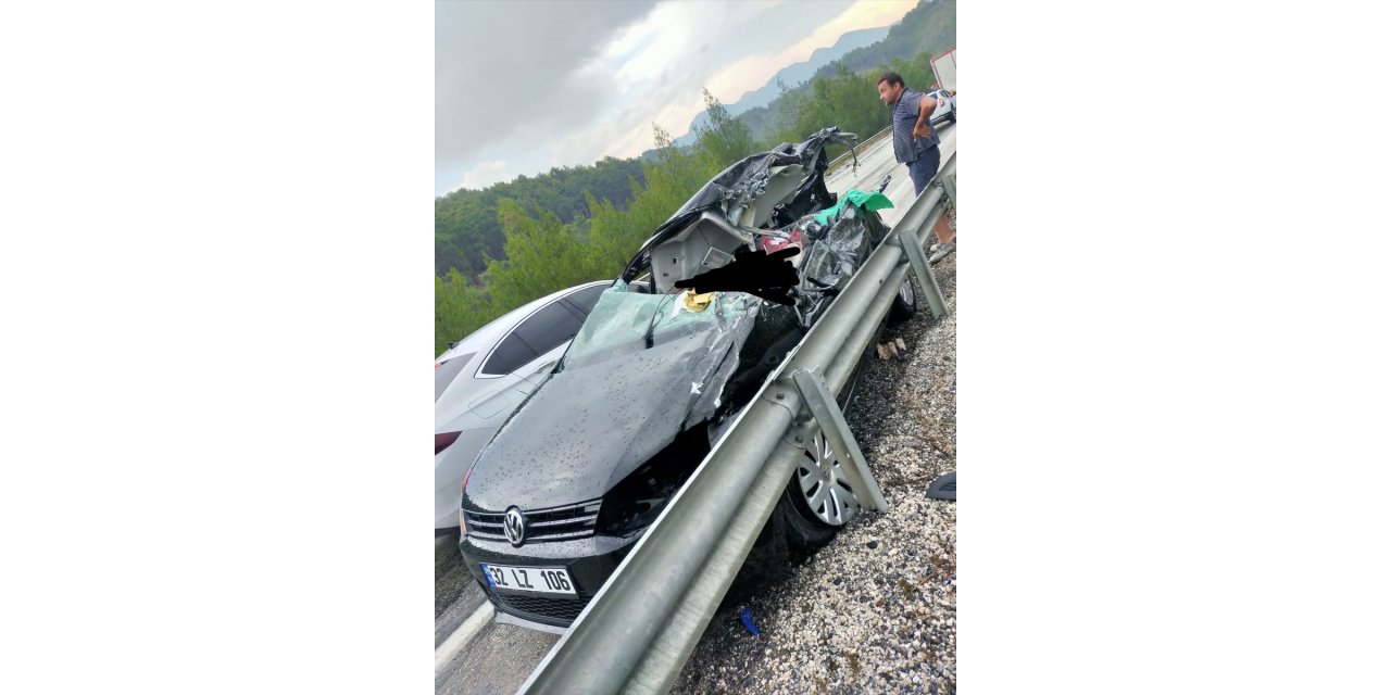 Burdur'da arazözle 2 otomobilin çarpışması sonucu 1 kişi öldü, 6 kişi yaralandı