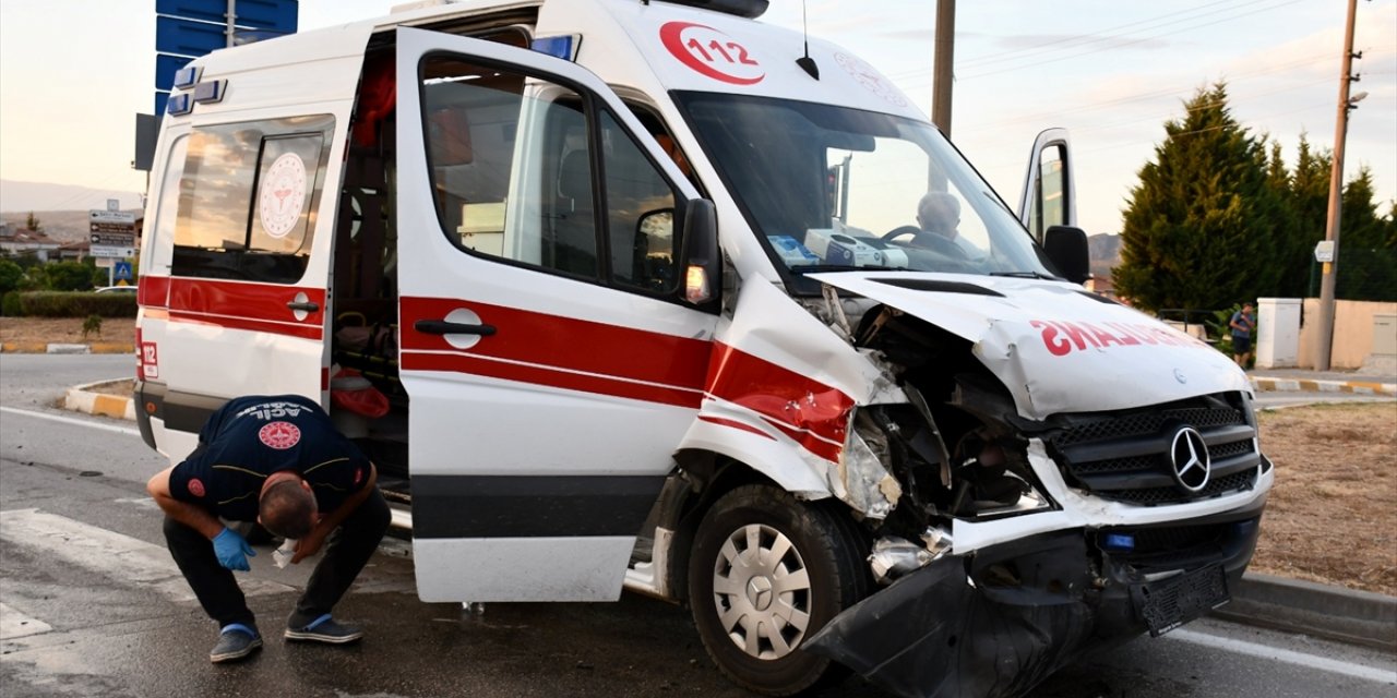 Samsun'da ambulans ile otomobilin çarpıştığı kazada 4 kişi yaralandı