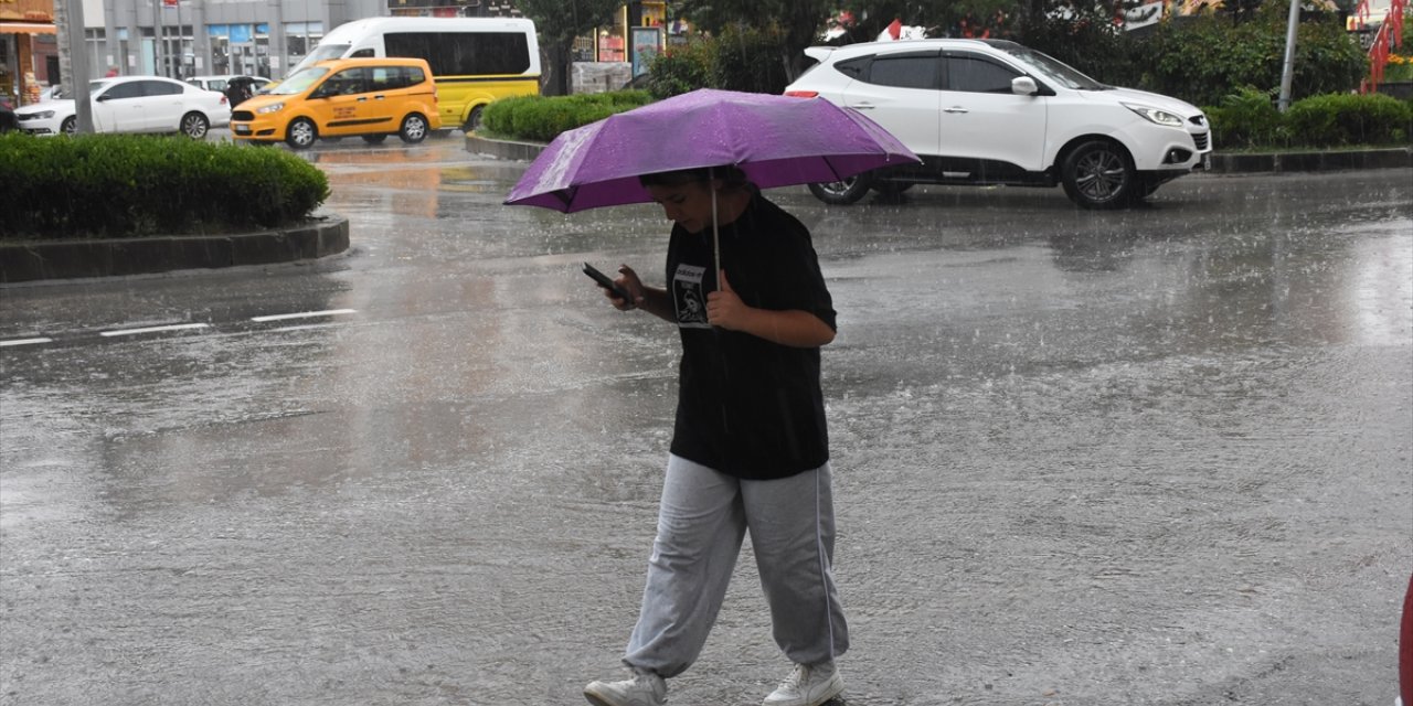 Van'da sağanak etkili oldu